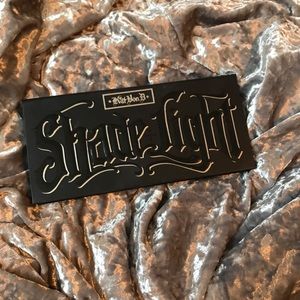 ✋🏻 ON HOLD ✋🏻 KVD 👽 Shade+Light Contour Palette